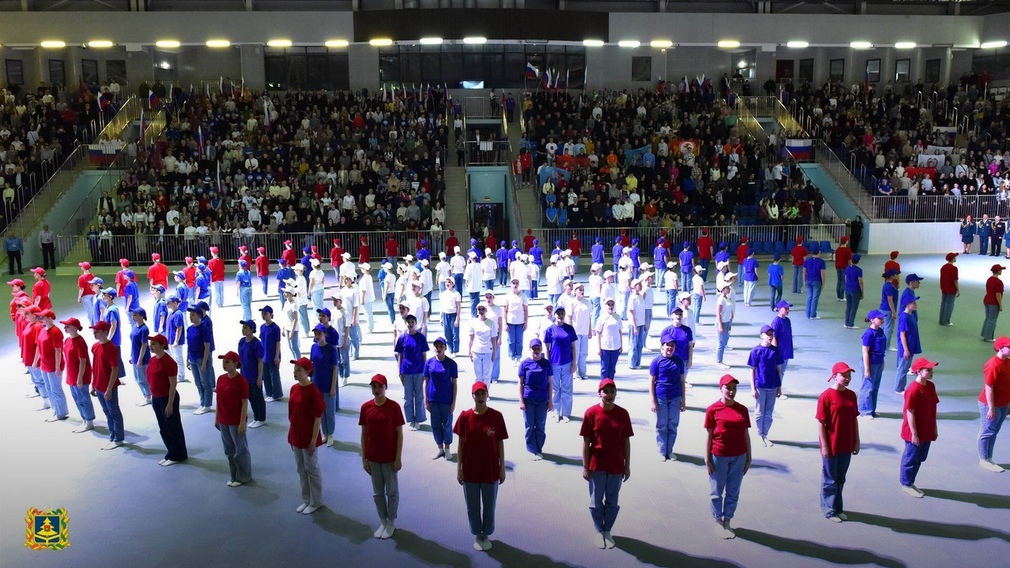 Несколько тысяч брянцев во время концерта «Крым, Донбасс, Россия – навсегда!» исполнили гимн России