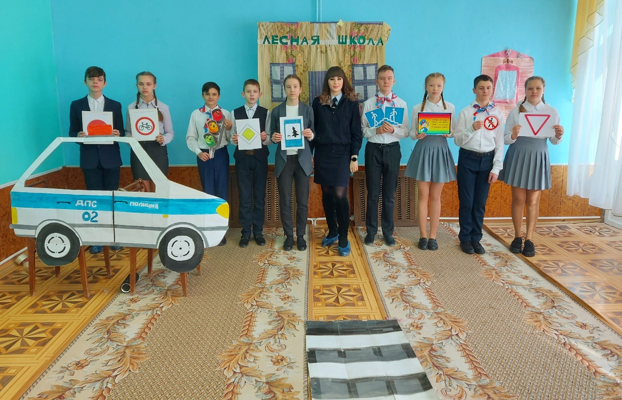 В Карачеве ЮИДовцы показали дошкольникам спектакль по Правилам дорожного движения