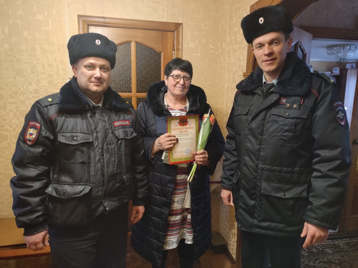 В Карачеве сотрудники полиции поздравили женщин с праздником