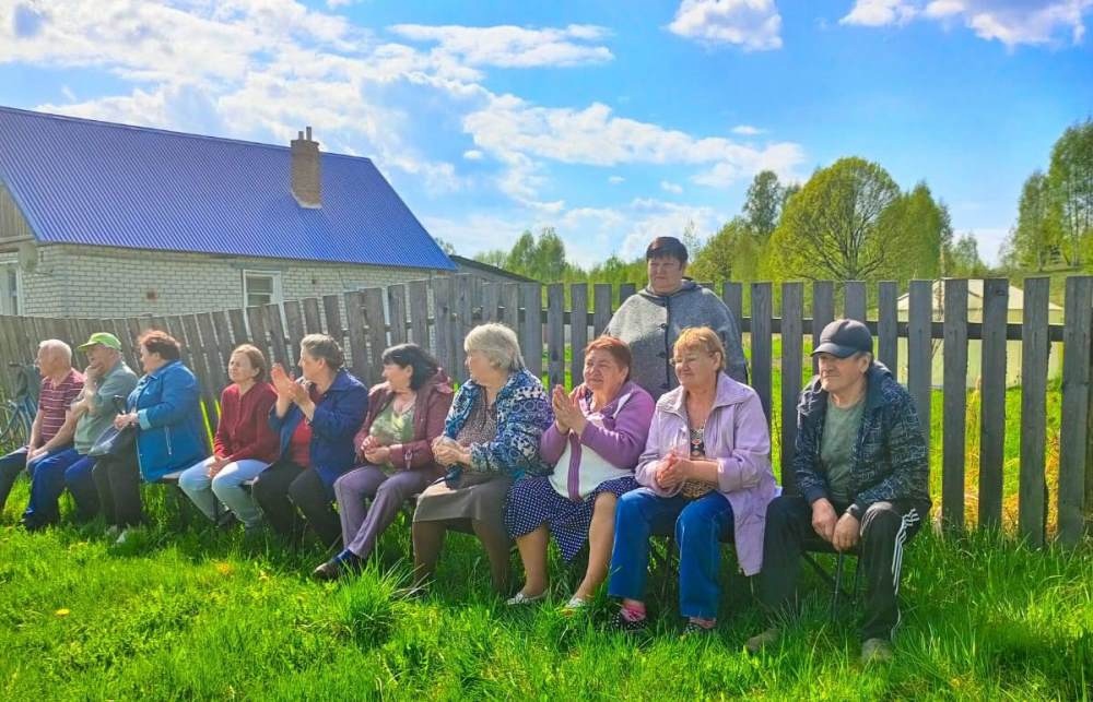 Жители брянских сёл благодаря автоклубу посмотрели яркие концерты