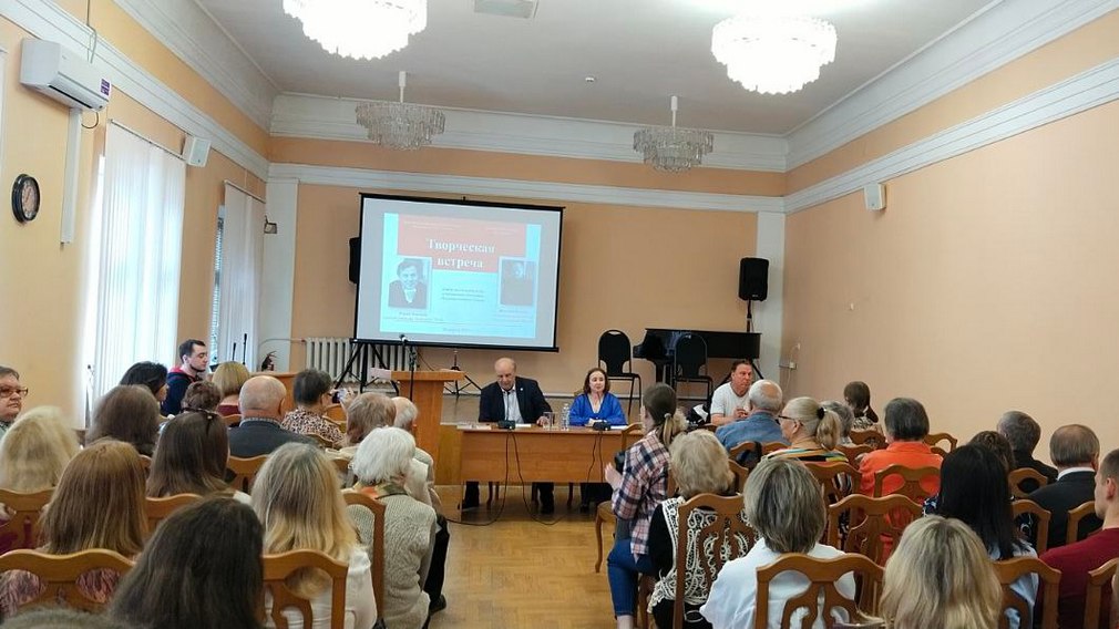 В Брянской областной библиотеке проходит встреча с Николаем Ивановым и Юрием Пахомовым