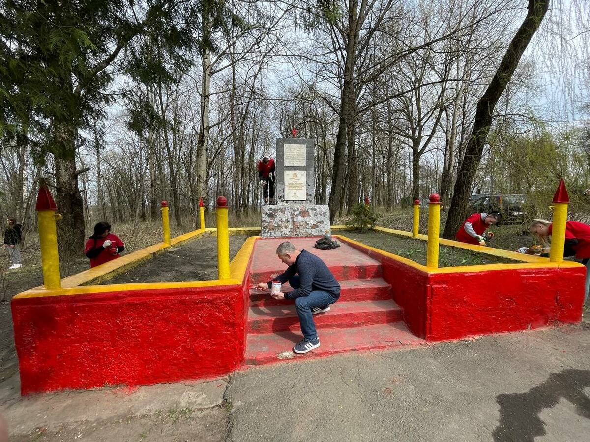 Главврач Брянской горбольницы №1 Евгений Киселёв участвовал в благоустройстве воинского захоронения