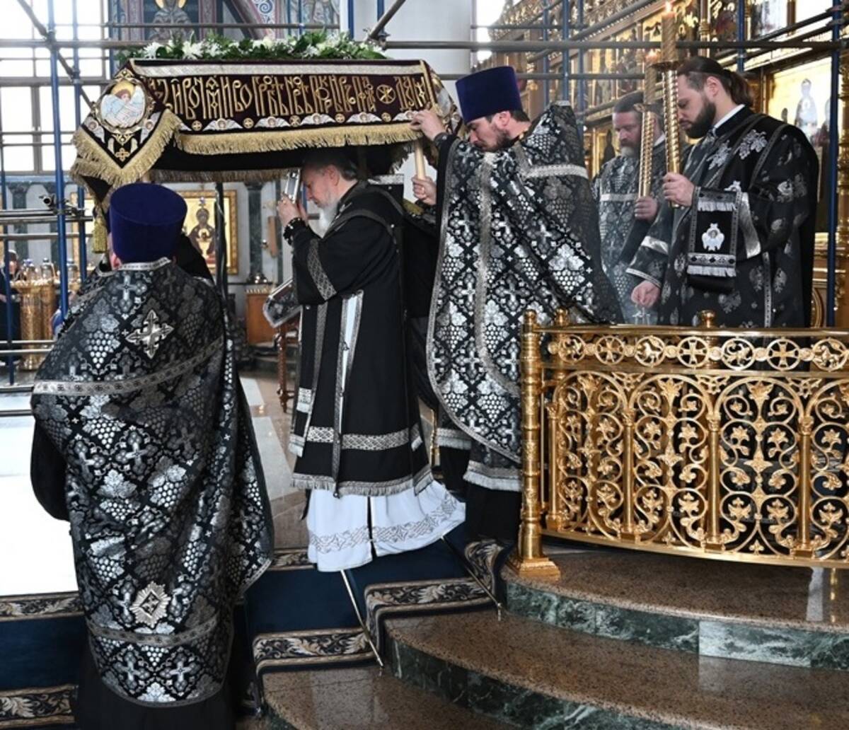 Брянский и Севский митрополит Александр совершил вечерню с выносом Плащаницы Спасителя