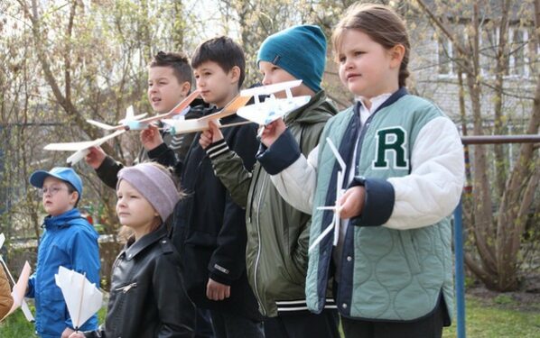 Брянские школьники изготовили модели реактивного самолета для участников СВО