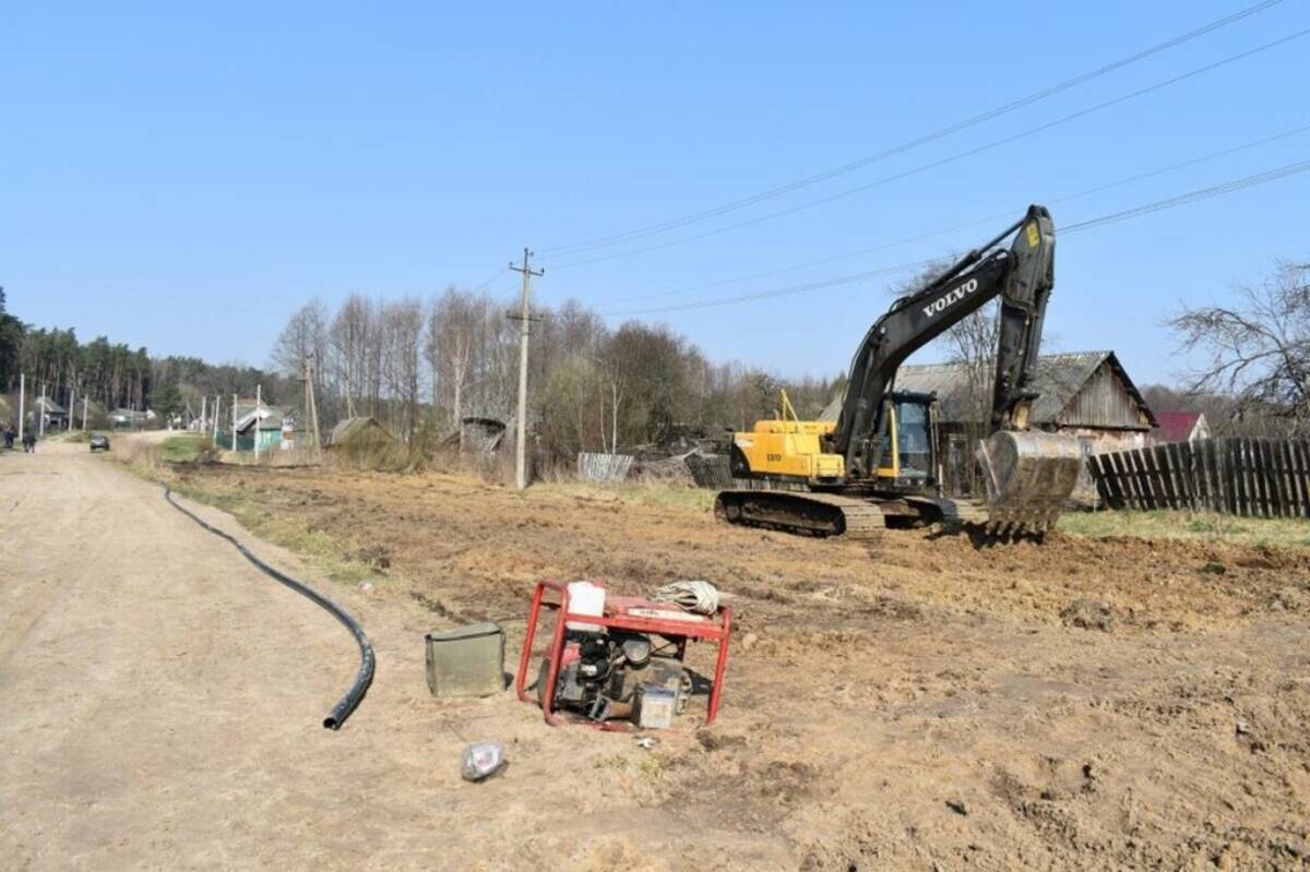 В брянской Клетне прокладывают водопровод на двух участках