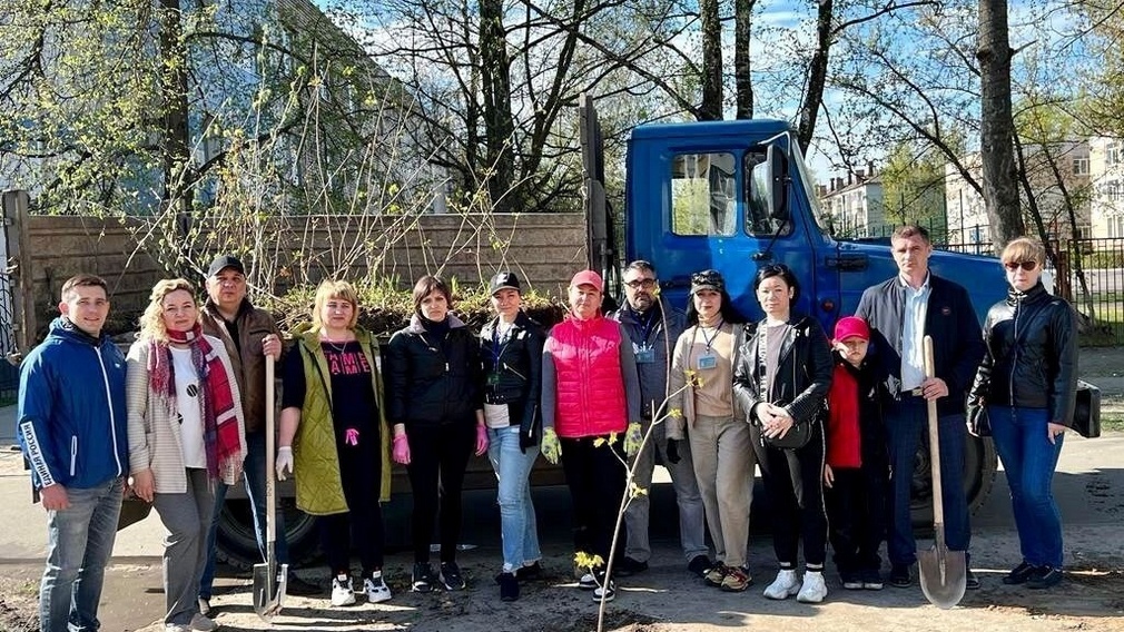 В Брянске высадили деревья к 80-летию освобождения Брянска от немецко-фашистских захватчиков