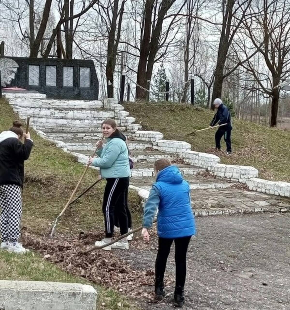 Климовские школьники приводят в порядок территории у памятников воинам