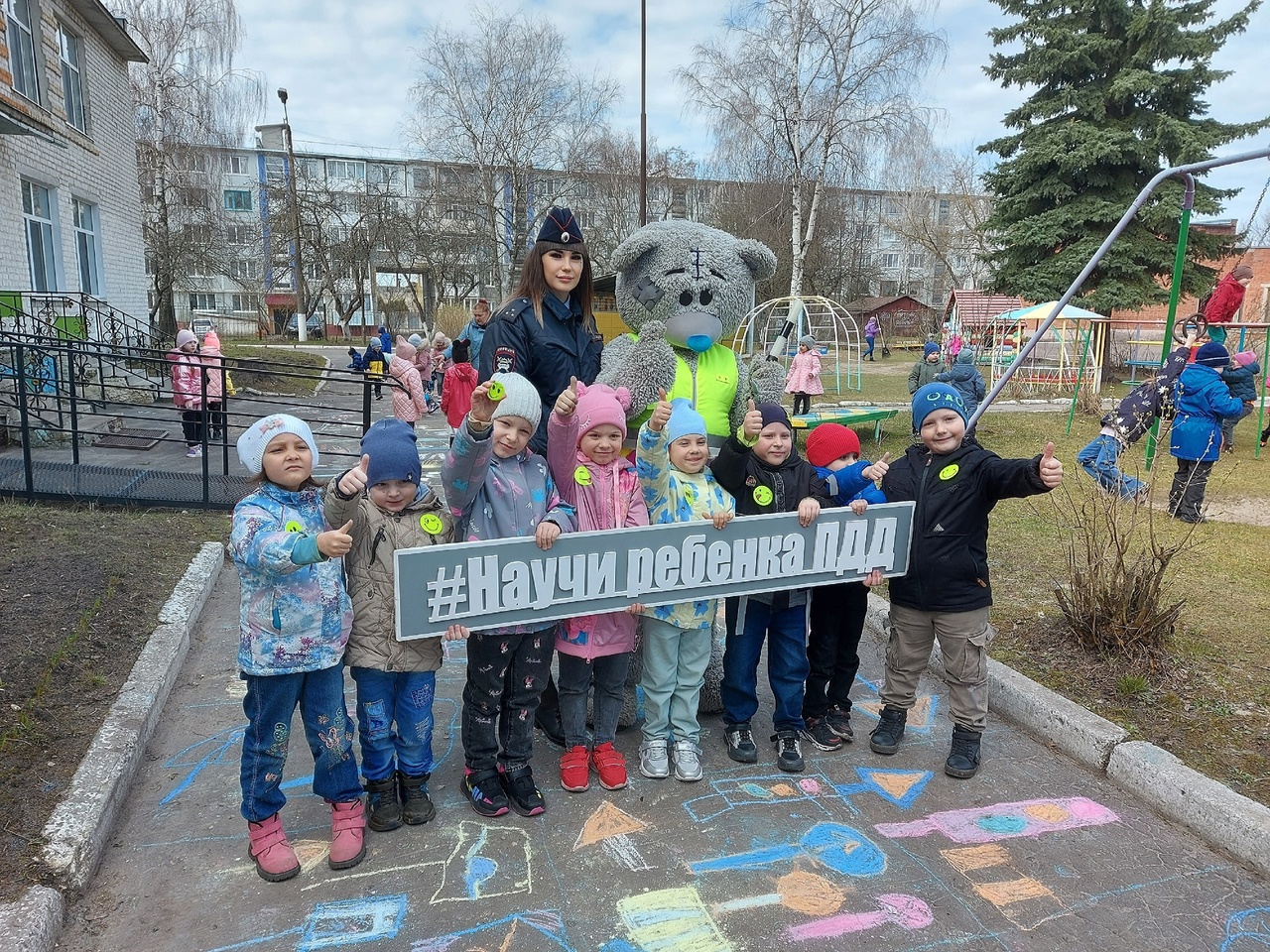 Сотрудники ГИБДД провели для карачевских дошкольников конкурс рисунков на асфальте