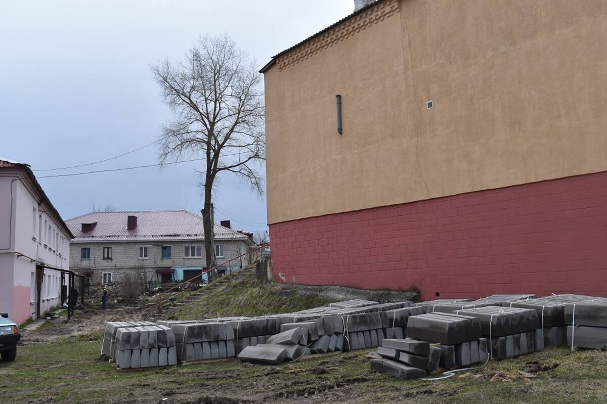 В брянской  Клетне по нацпроекту благоустраивают три двора