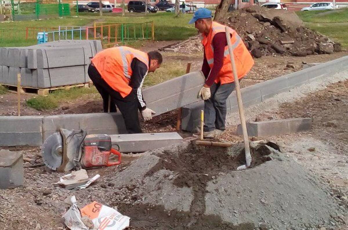 В брянской Клетне благоустраивают дворовые территории по нацпроекту