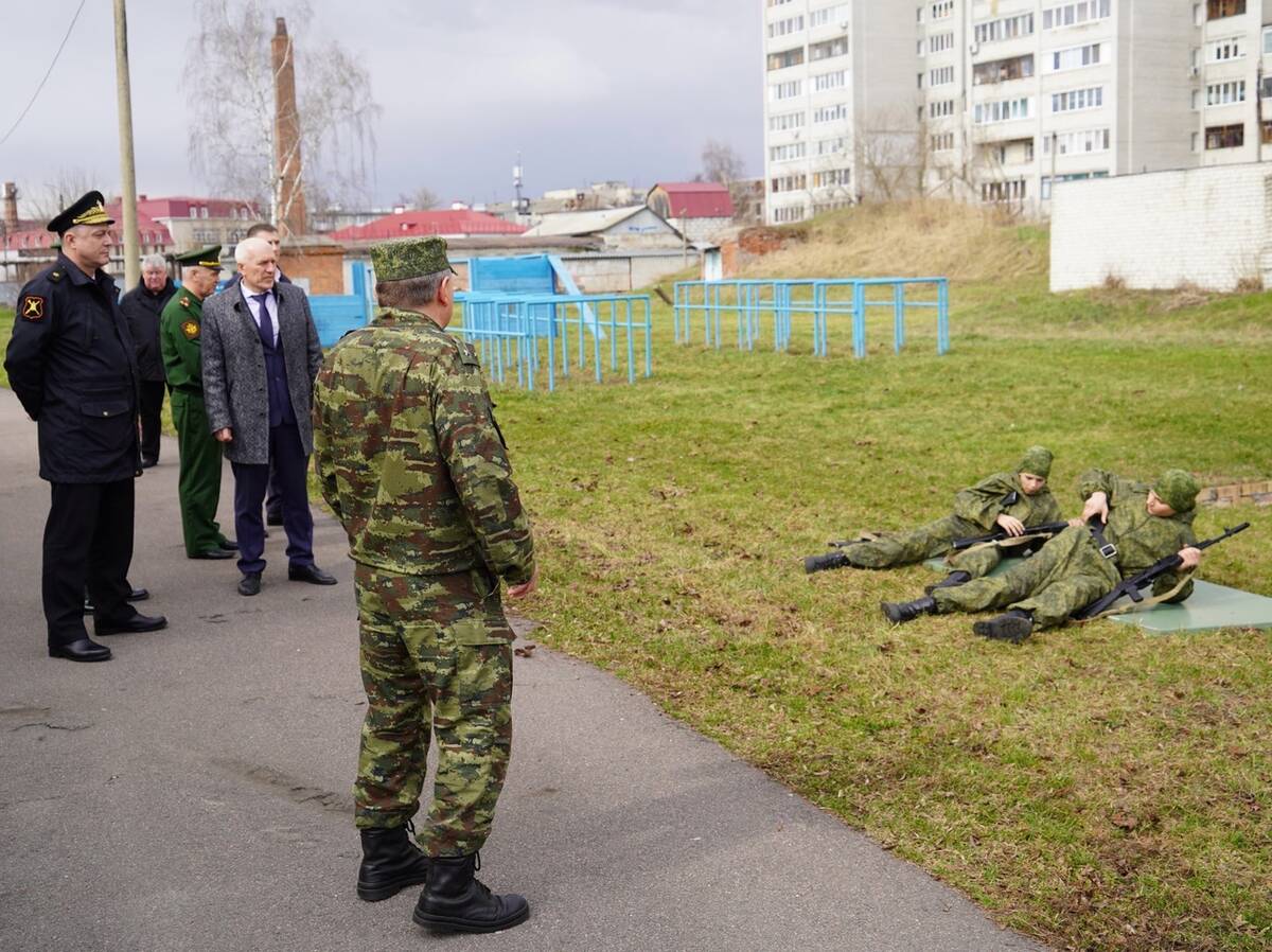 Для брянских школьников закупили тетради с изображением земляков-Героев России