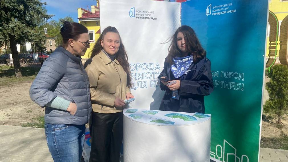 Волонтеры помогают жителям  Брянской области проголосовать за объекты благоустройства