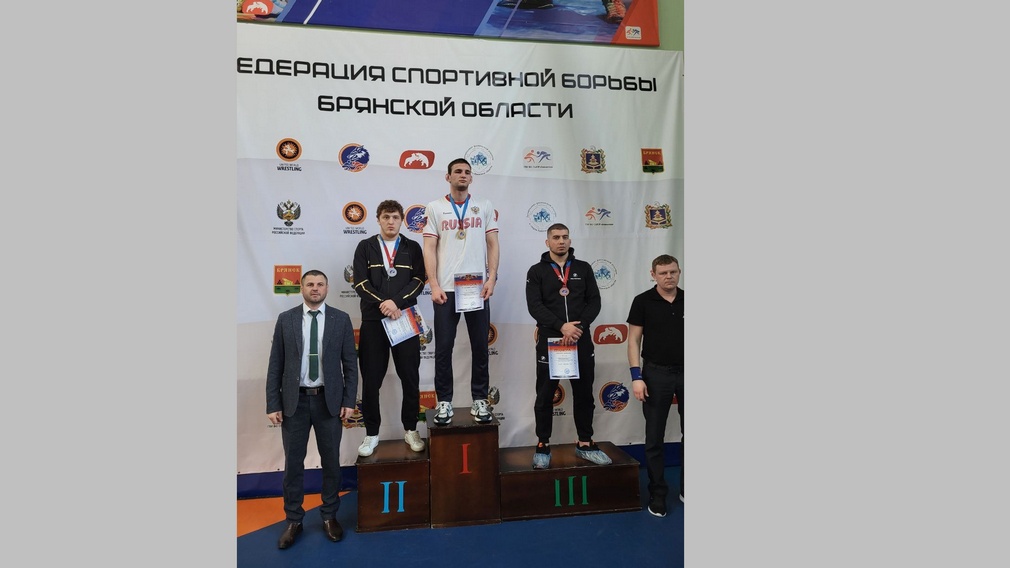 Призовые места на первенстве ЦФО по спортивной борьбе завоевали брянские спортсмены