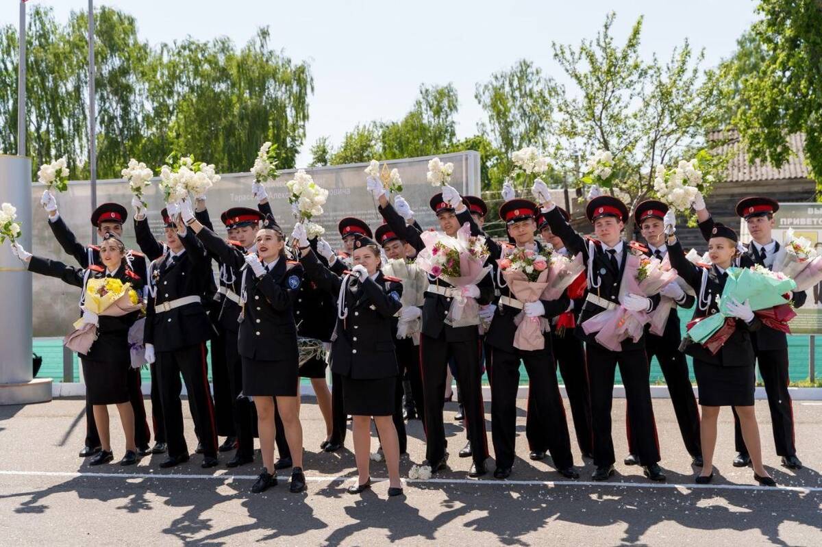 Для выпускников Стародубского кадетского казачьего корпуса в Брянской области прозвенел последний звонок