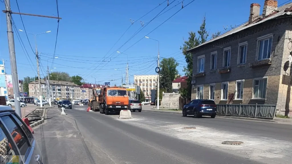 В Брянске на проспекте Станке Димитрова началась корректировка люков колодцев