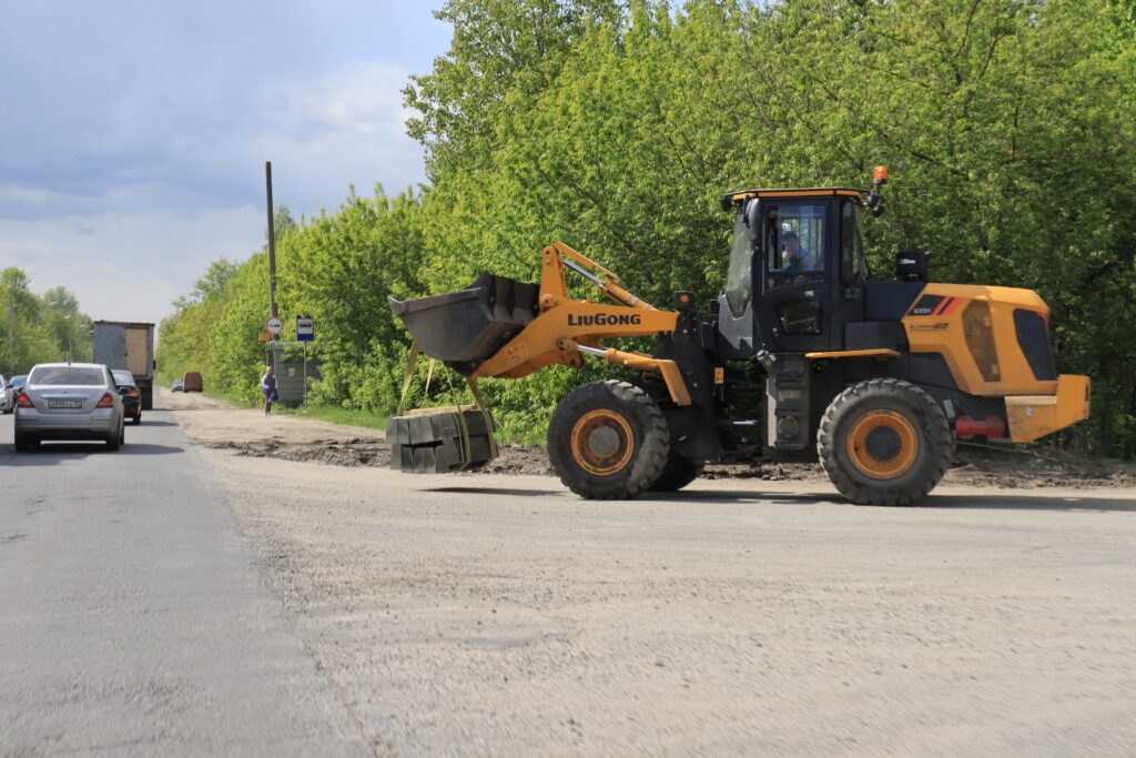 В Брянске монтируют освещение на Речной улице