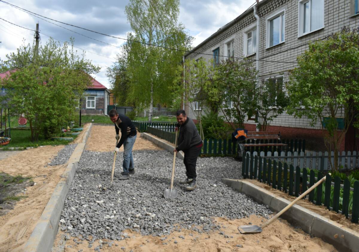 В брянской Клетне продолжается ремонт во дворах многоэтажек