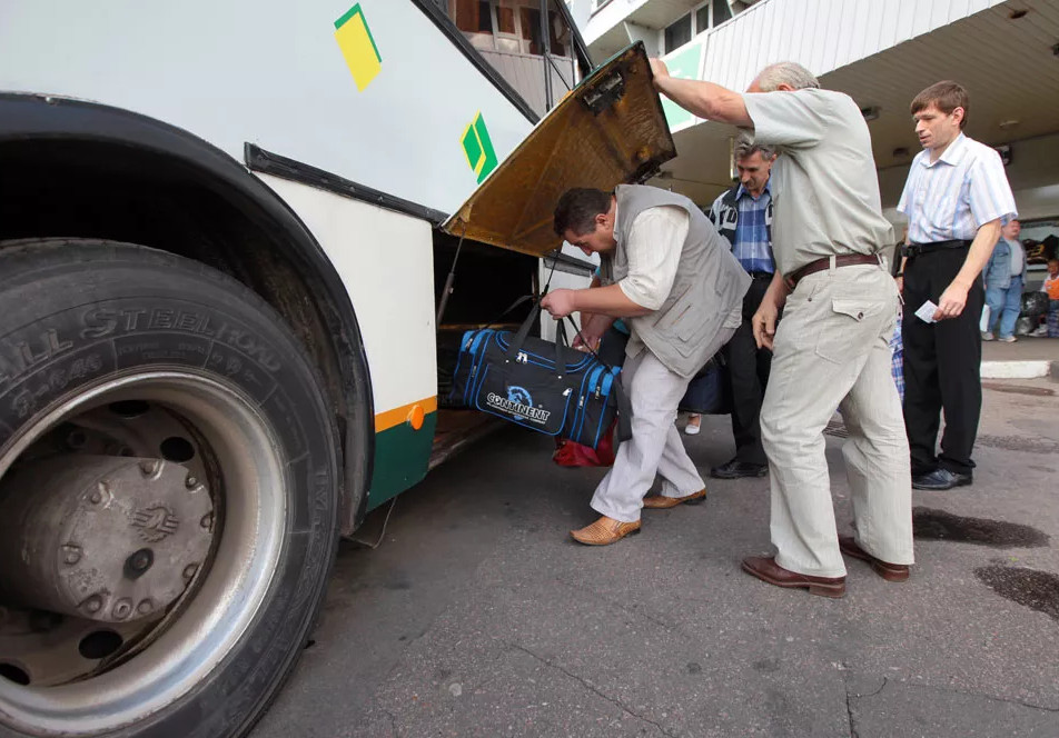 Пассажиров пострадавших поездов Новозыбков-Москва и Климов-Москва на автобусах доставят в Брянск