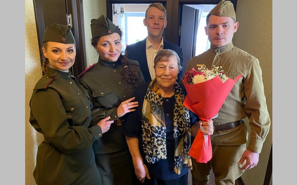 Концертная бригада Брянского драмтеатра поздравила фронтовую медсестру Ольгу Григорьевну Петрову