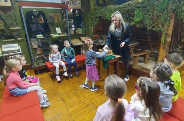 Сотрудники новозыбковского краеведческого музея провели для малышей две экскурсии «Посылка на фронт»