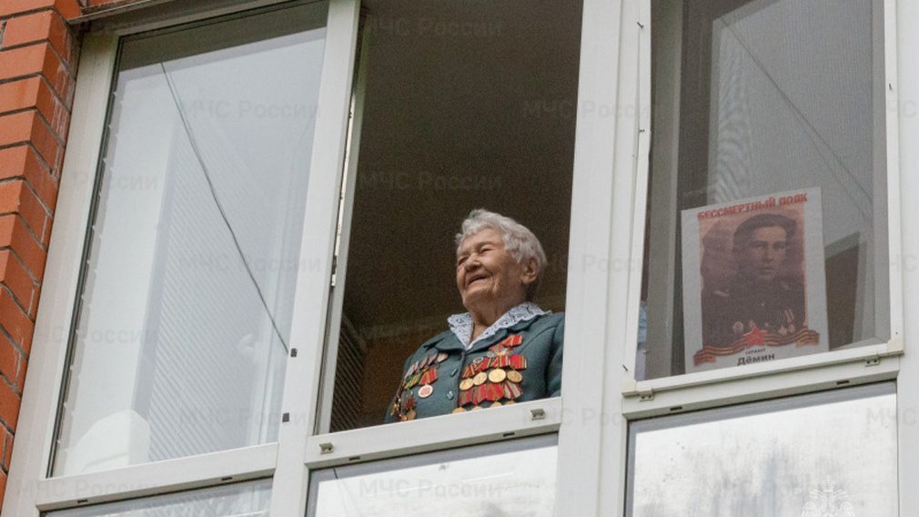 Сотрудники брянского ГУ МЧС России приняли участие в акции «Поем всем двором»