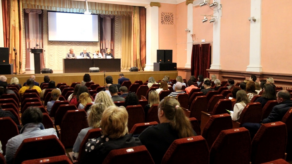 В Брянске в прошлом году заменили оконные блоки в 55 учреждениях образования