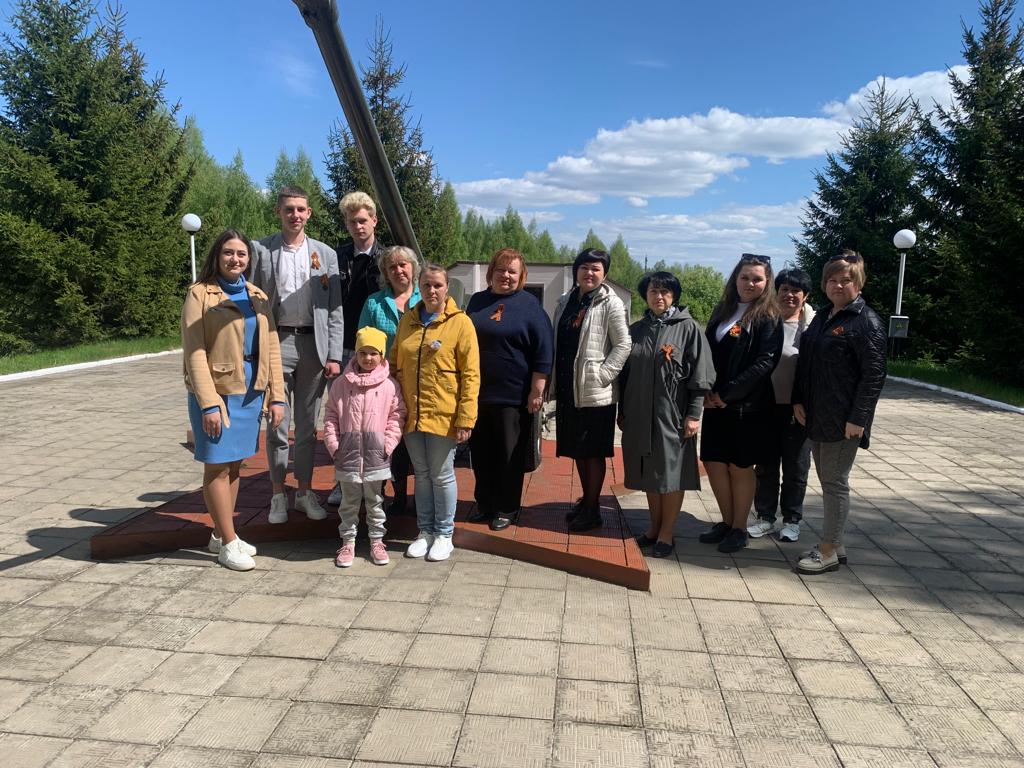 Коллектив Карачевского районного Дома культуры возложил цветы на мемориальном комплексе