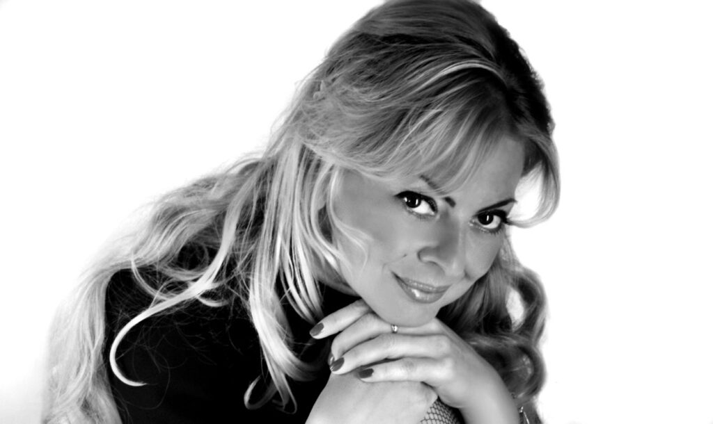 В Белых Берегах пройдет благотворительный концерт брянской певицы Сергии