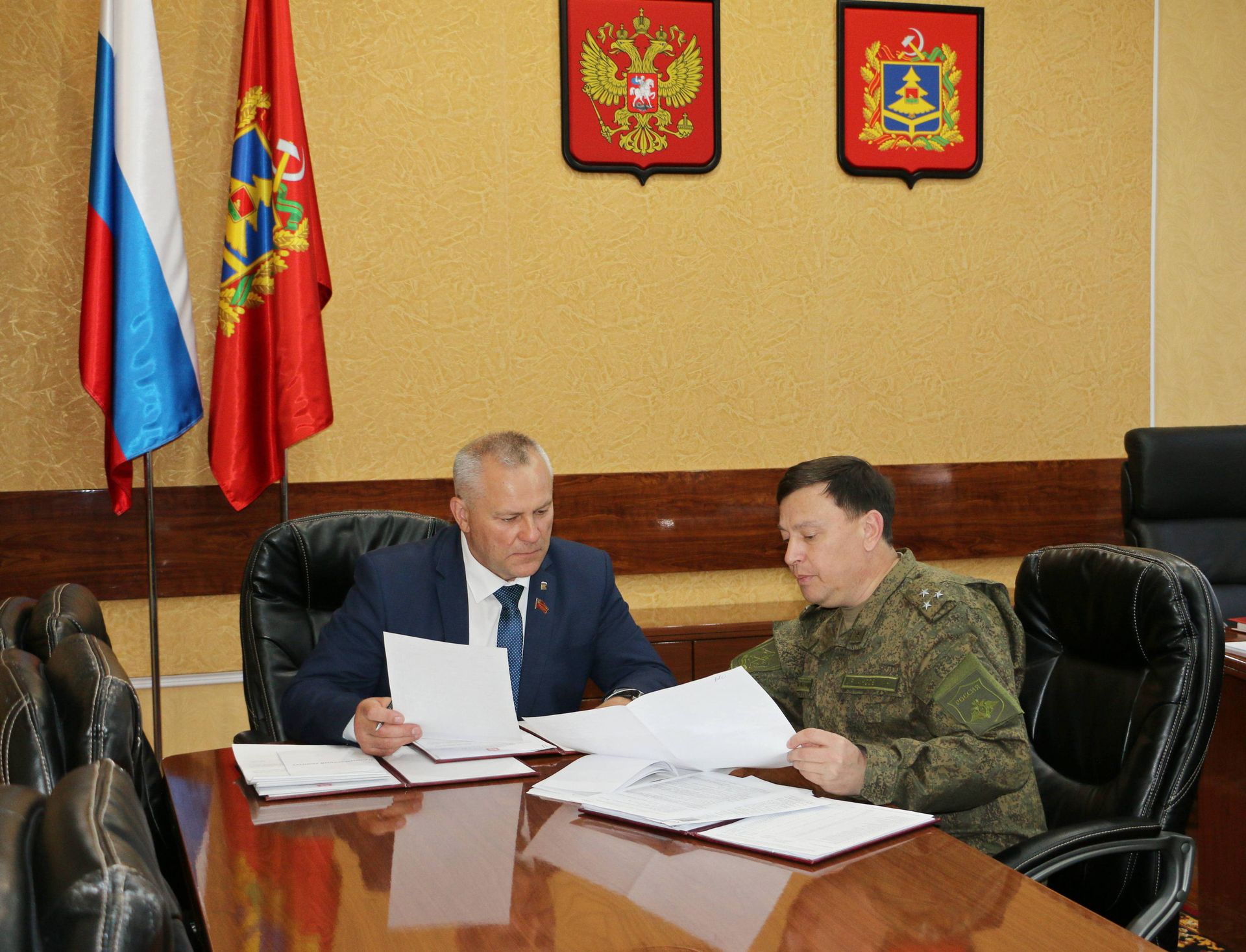 Состоялась рабочая встреча спикера облдумы Валентина Суббота с военкомом Брянской области