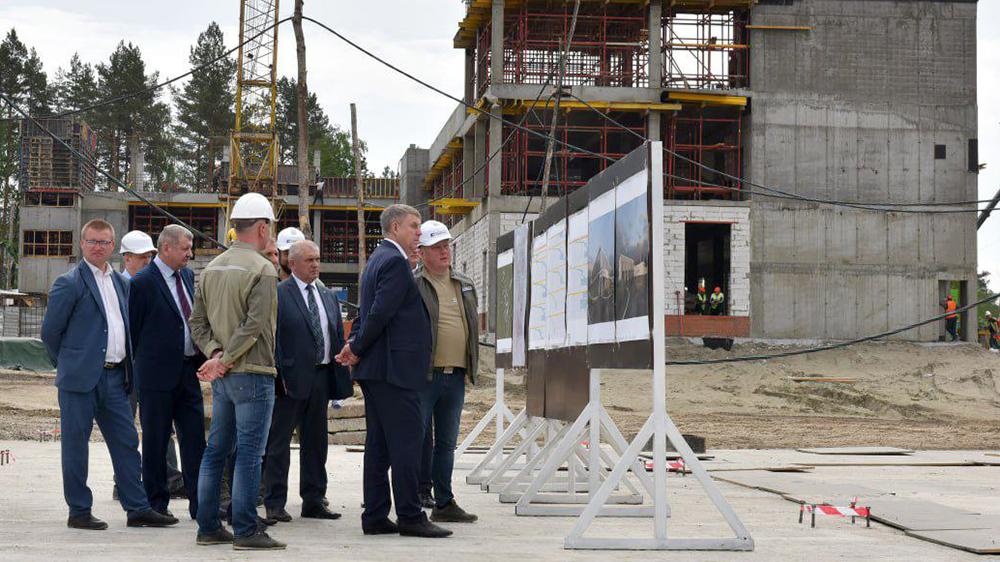 Александр Богомаз проинспектировал строительство спортивных объектов