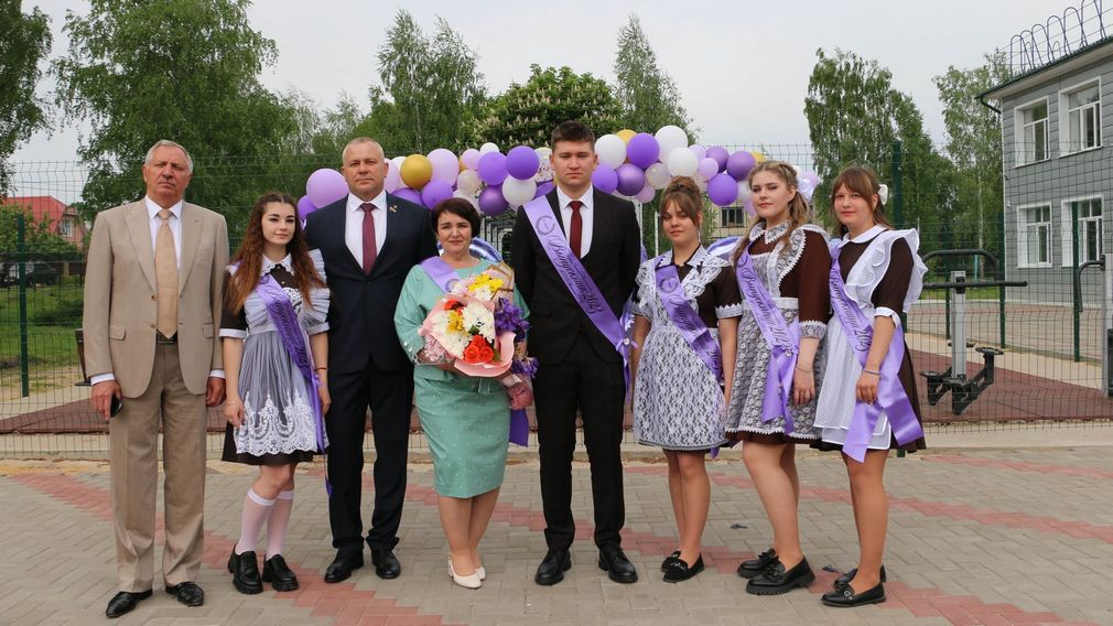 Спикер Брянской облдумы Валентин Суббот напутствовал выпускников Меленской школы