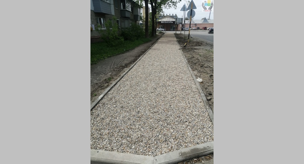 По ул. Молодой гвардии в Брянске устраивают тротуары и линию освещения