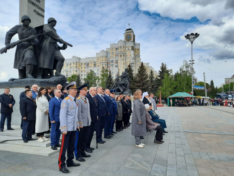 В Брянске в День Победы состоялся торжественный митинг «Нам жить и помнить!»