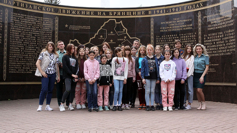 Брянские таможенники провели экскурсию для детей из школы-интерната