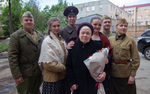 Артисты Брянского ТЮЗа поздравила блокадницу во дворе её дома