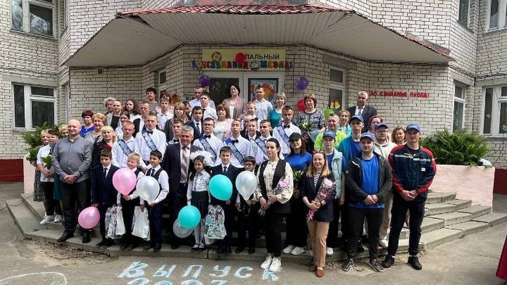 Брянскэнерго поздравило воспитанников Мглинской школы – интерната с днем Последнего звонка