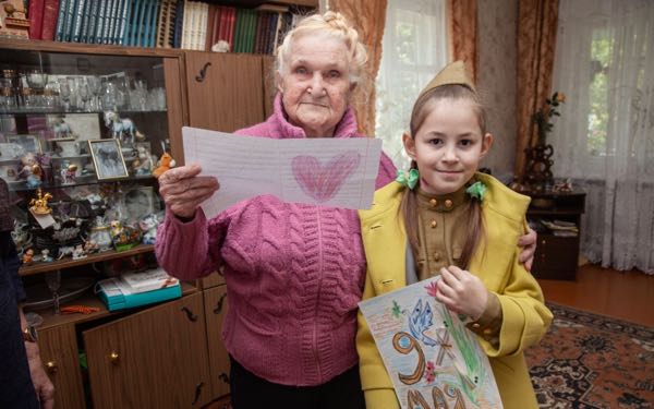 Солистки Брянской областной филармонии в квартире блокадницы Валентины Павловой спели военные песни