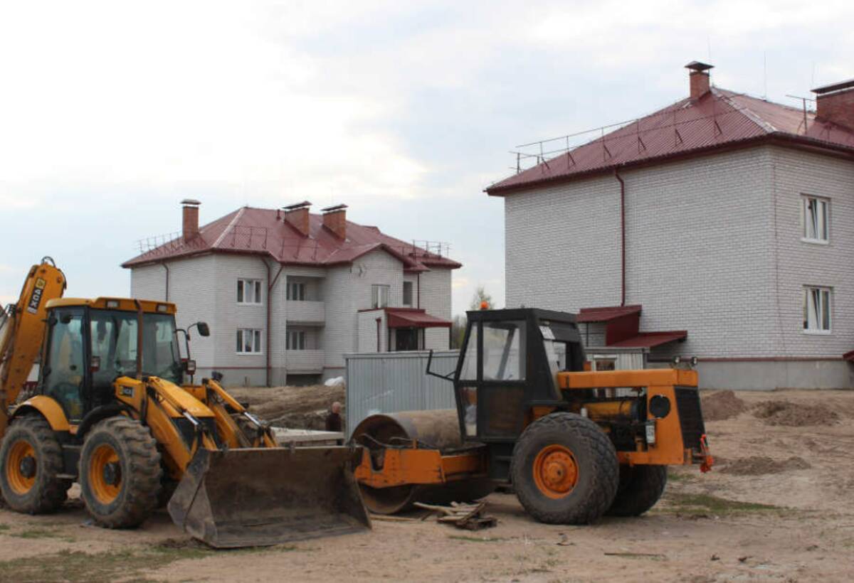 Благоустройство территории возле домов для детей-сирот идет в брянской Унече