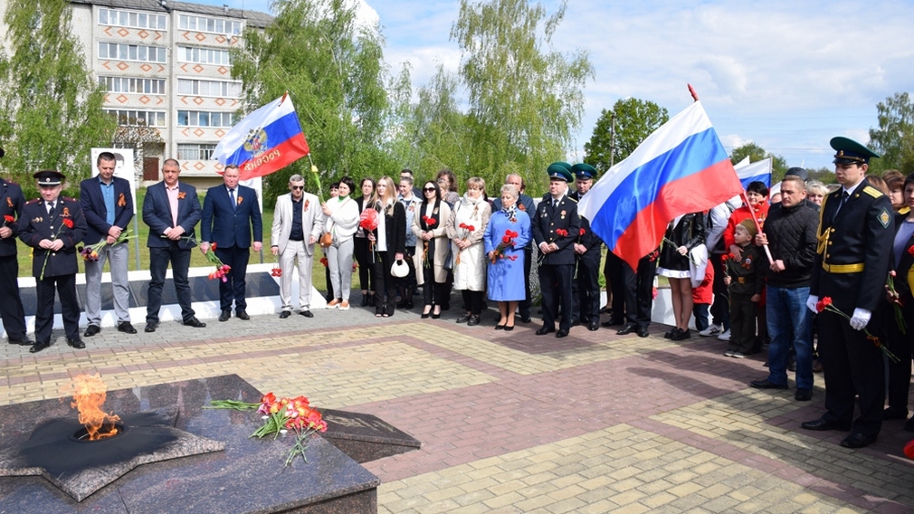 В брянском поселке Климово у Вечного огня жители почтили память погибших земляков