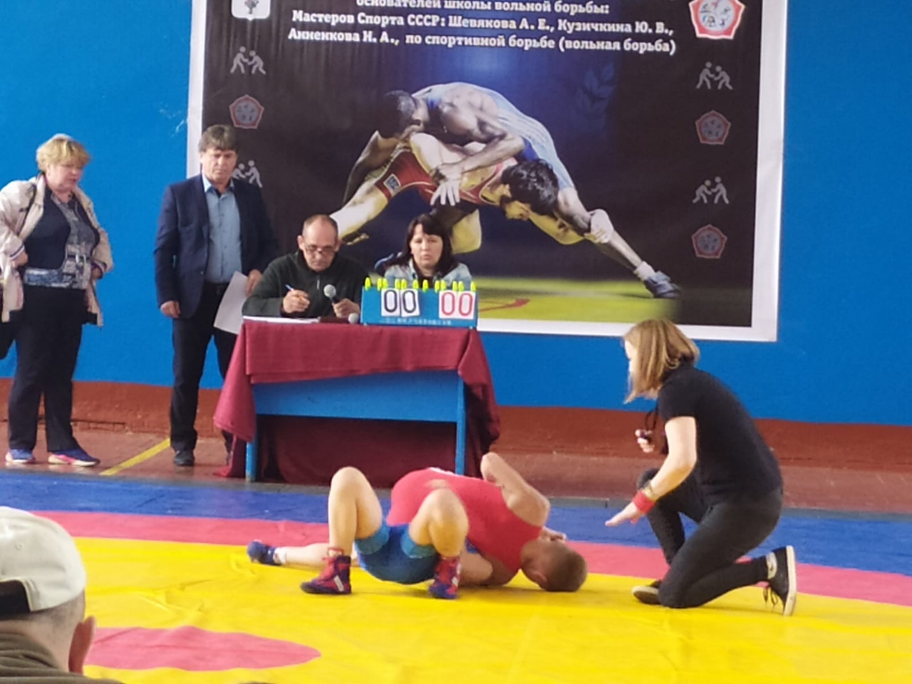 В Карачеве прошел открытый турнир по вольной борьбе