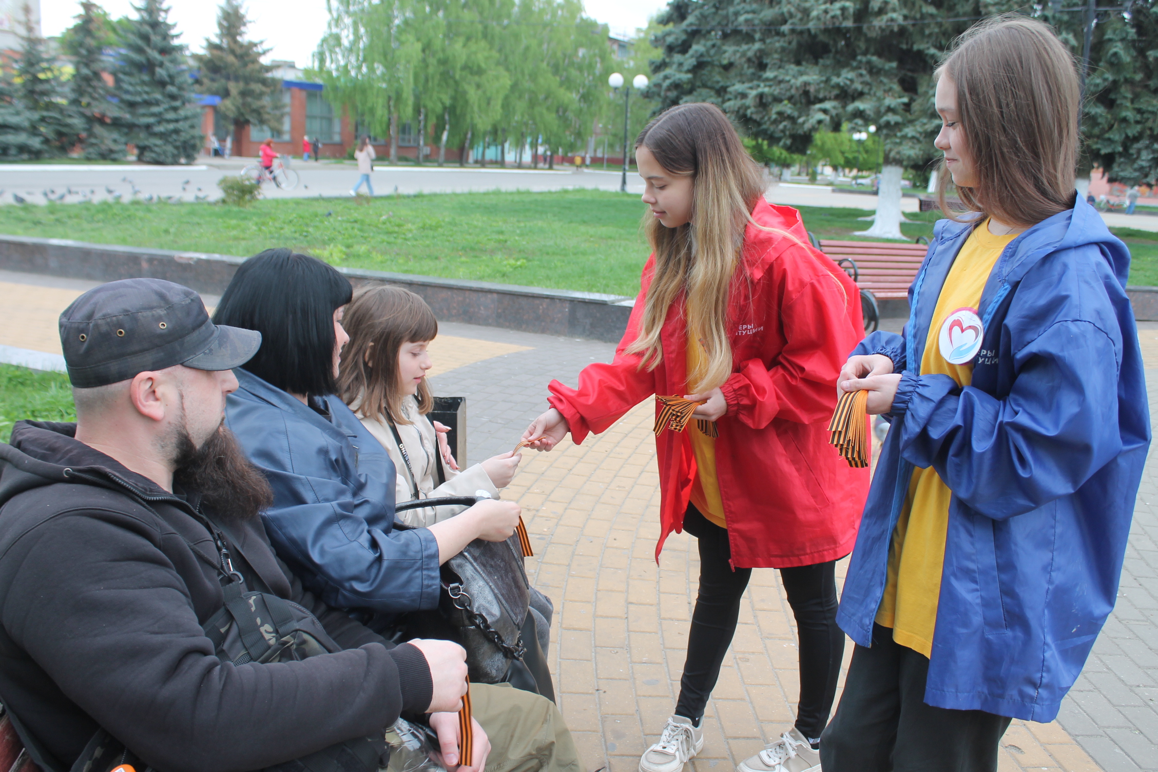 В Карачеве продолжается традиционная акция «Георгиевская ленточка»