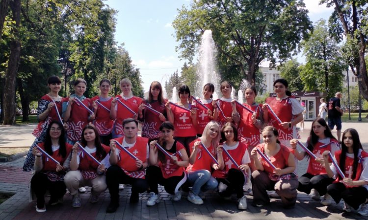 В Брянске прошла акция «Наш триколор – символ нам дорогой»