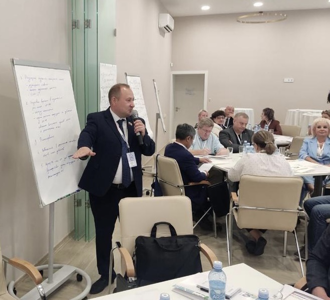 Заместитель председателя Общественной палаты Брянской области Максим Попов участвует в форуме «Сообщество»