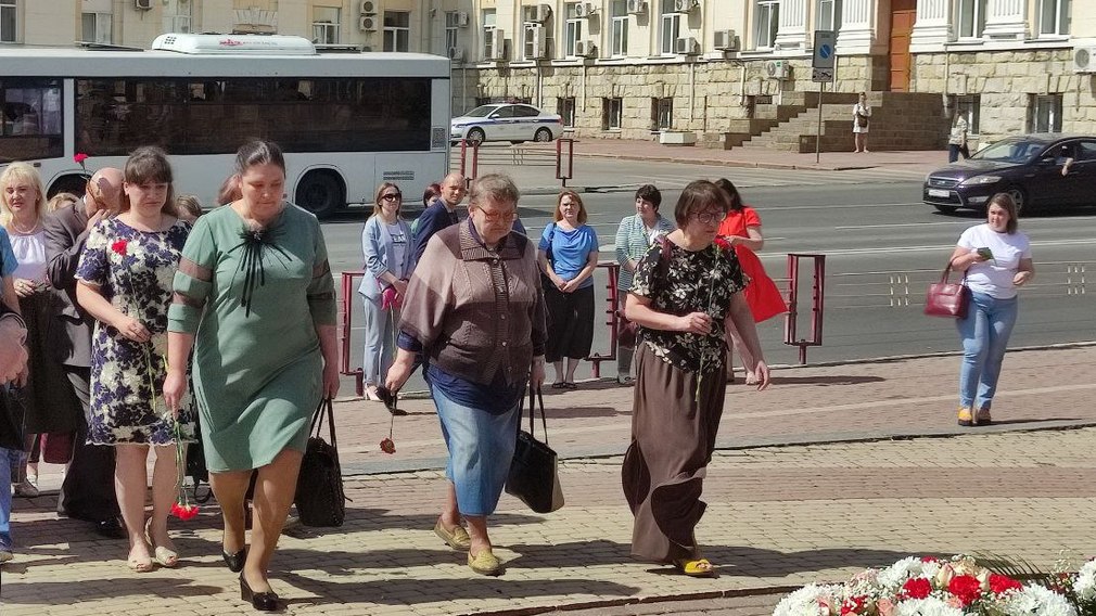 В Брянске к памятнику Федору Ивановичу Тютчеву возложили цветы