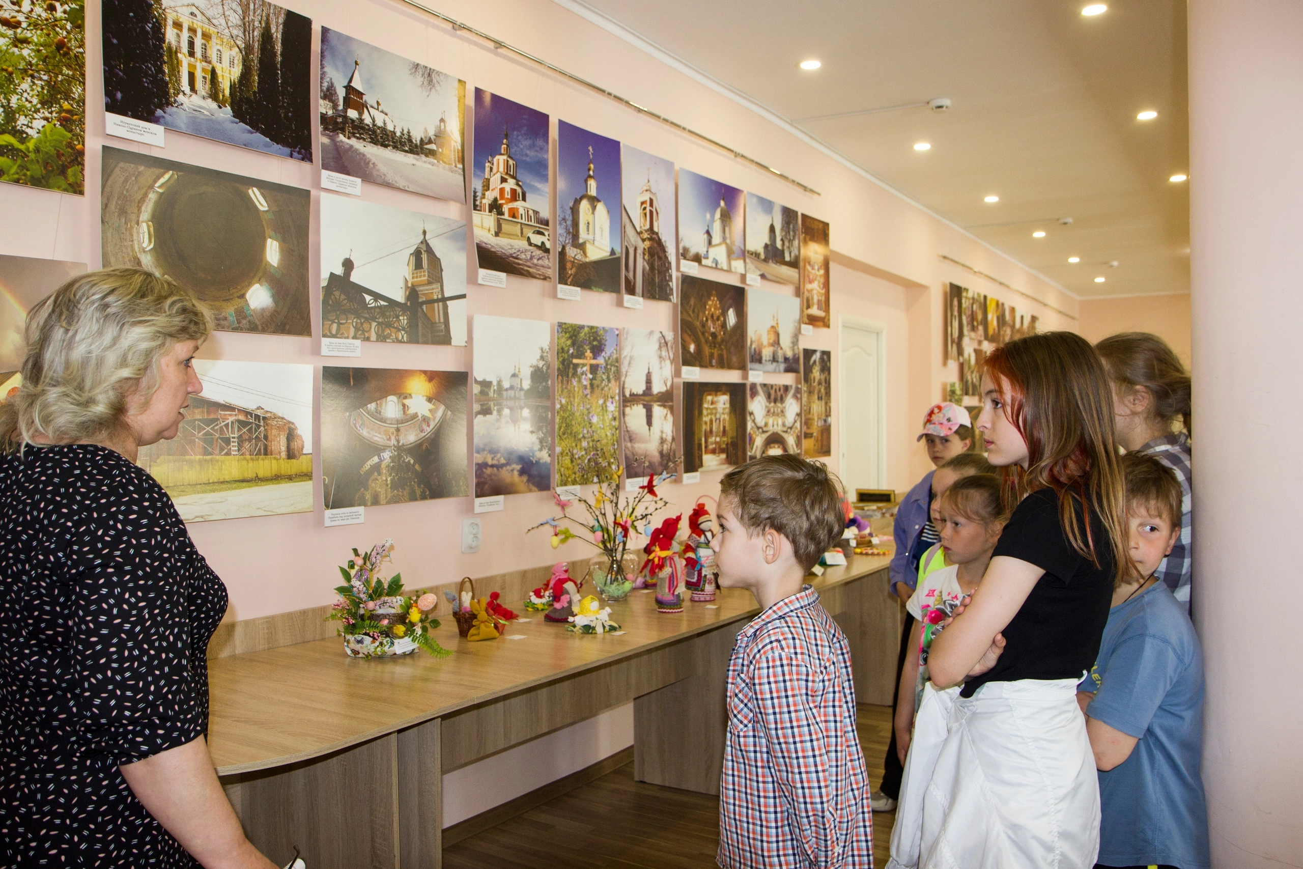 В Карачевском районном Доме культуры завершила свою работу  выставка фотографий Елены Масловой «Нам дарит Карачев немеркнущий свет…»,