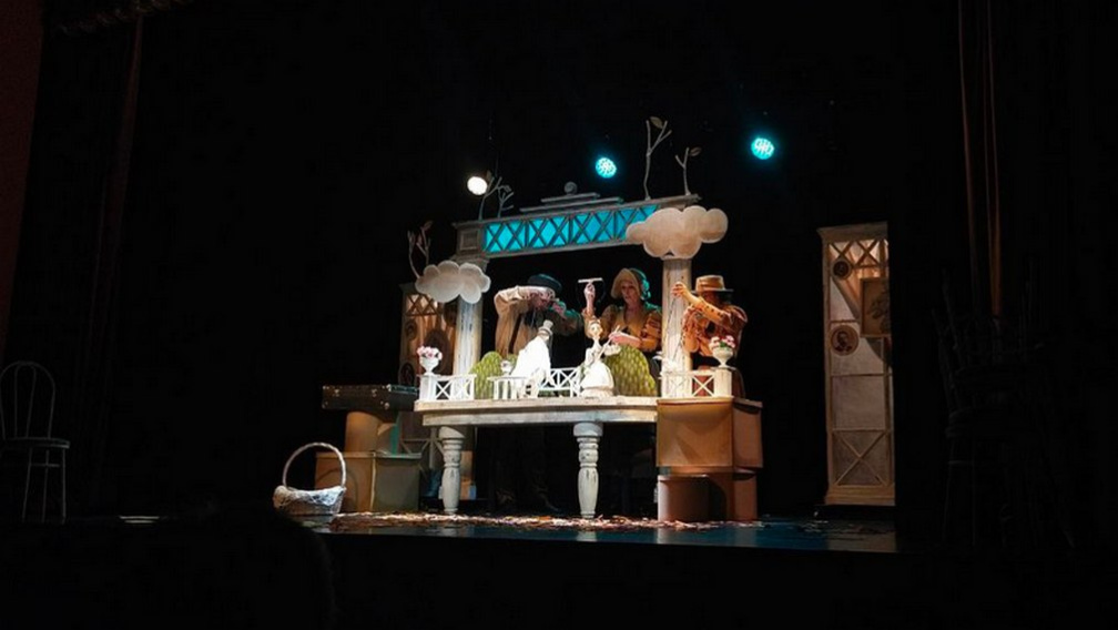 В Брянском театре кукол состоялась премьера спектакля «Чехов. Медведь. Предложение»