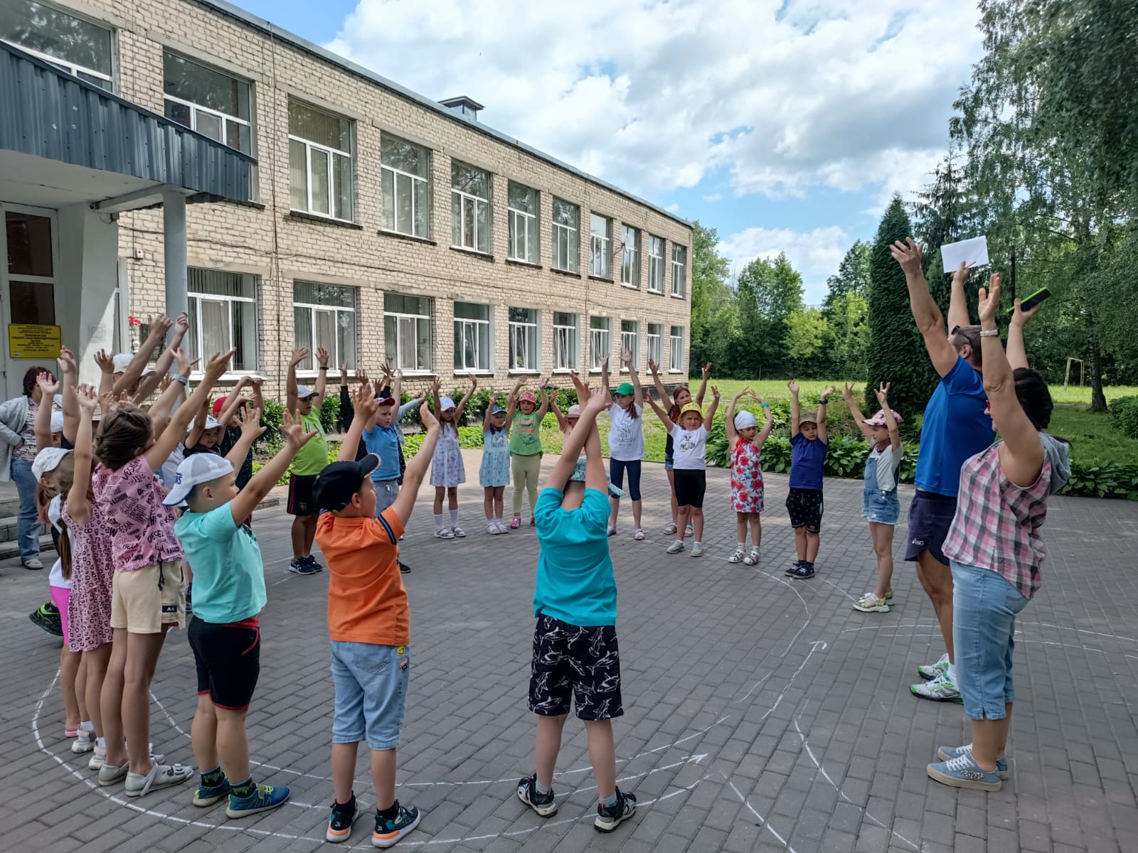 Для детей из летнего лагеря Первомайской школы провели спортивный праздник