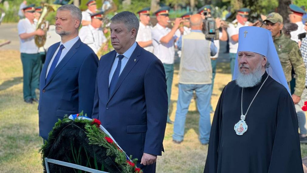 В Брянске в День памяти и скорби к воинскому мемориалу возложили цветы