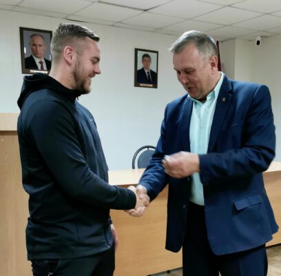 Молодому тренеру из Сельцо вручили ключи от квартиры