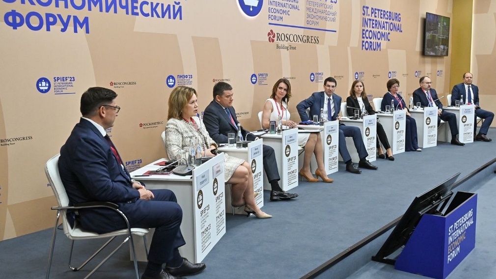 Александр Богомаз рассказал о мерах поддержки семей с детьми